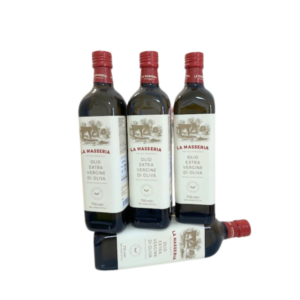A La Masseria levante extra szűz olívaolaj kizárólag saját ültetvényünk ökológiai gazdálkodásából származó olívabogyóból készül. A gyártó leírása szerint az olaj hideg sajtolással készül, ami lehetővé teszi a természetes aromák és tápértékek teljességének megőrzését. A hagyományos gyártási módszereknek és a betakarítás és a préselés minden egyes lépésére való odafigyelésnek köszönhetően a termék intenzív, összetett ízvilággal rendelkezik, amelyben a friss, gyümölcsös jegyek dominálnak, amelyeket finom keserűség és finom fűszeresség tör meg. 0,75literes kiszerelésbe csomagolt olívaolajat a profi konyháknak és az autentikus, mediterrán ízek kedvelőinek egyaránt ajánljuk.