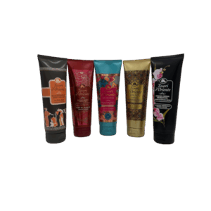 "A TESORI D'ORIENTE krémtusfürdő az Ayurveda alapelvei által inspirált tusfürdő a valódi belső harmónia visszanyerésére. Gyengéden tisztítja a bőrt, lemossa a szennyeződéseket anélkül hogy túlzottan kiszárítana. Hidratálja, táplálja a bőrt, és csodás illatba burkolja. Jellemzői: segít a bőr megújításában, kényeztetésében gyengéden tisztítja a bőrt tusolás közben gondoskodik a bőr megfelelő táplálásáról hidratálja a bőrt, megelőzi kiszáradását kellemes illatba burkolja a bőrt formulája rendkívül enyhe "